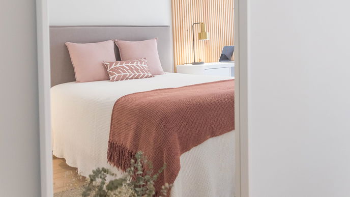 Schlafzimmer aufräumen: 7 stylishe Ordnungshelfer