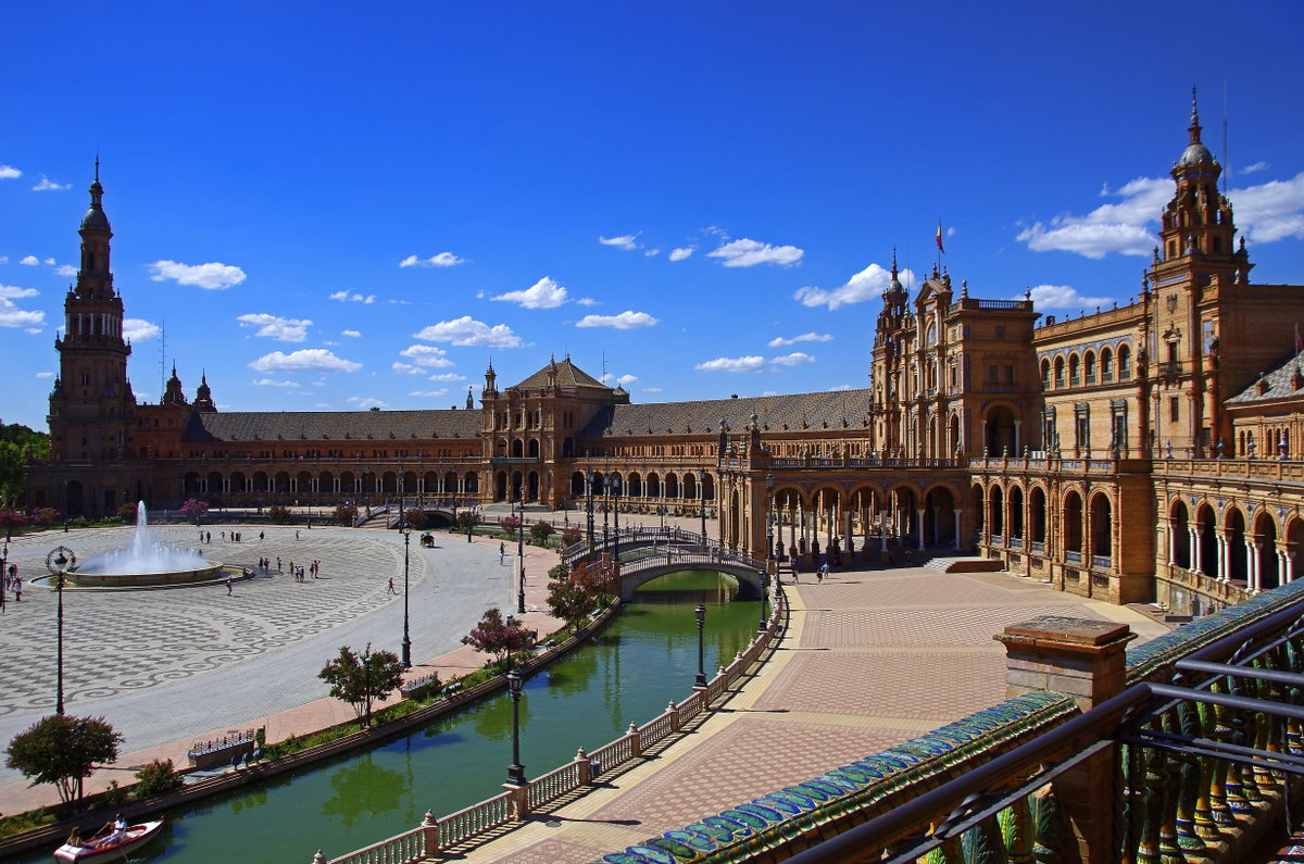 Sevilla ist die Hauptstadt der autonomen Region und bezaubert mit einer eindrucksvollen Altstadt.