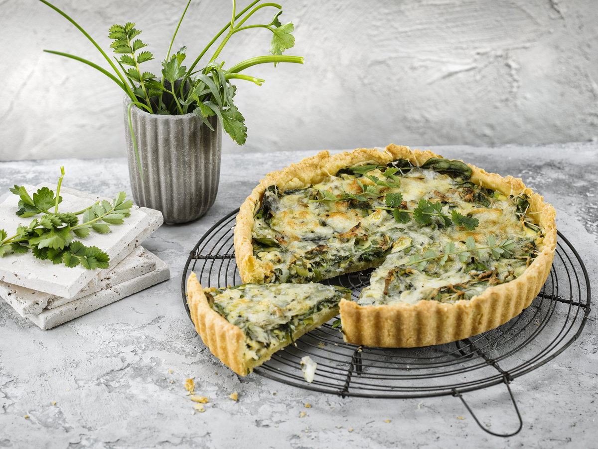 Spinat-Quiche mit Käse überbacken