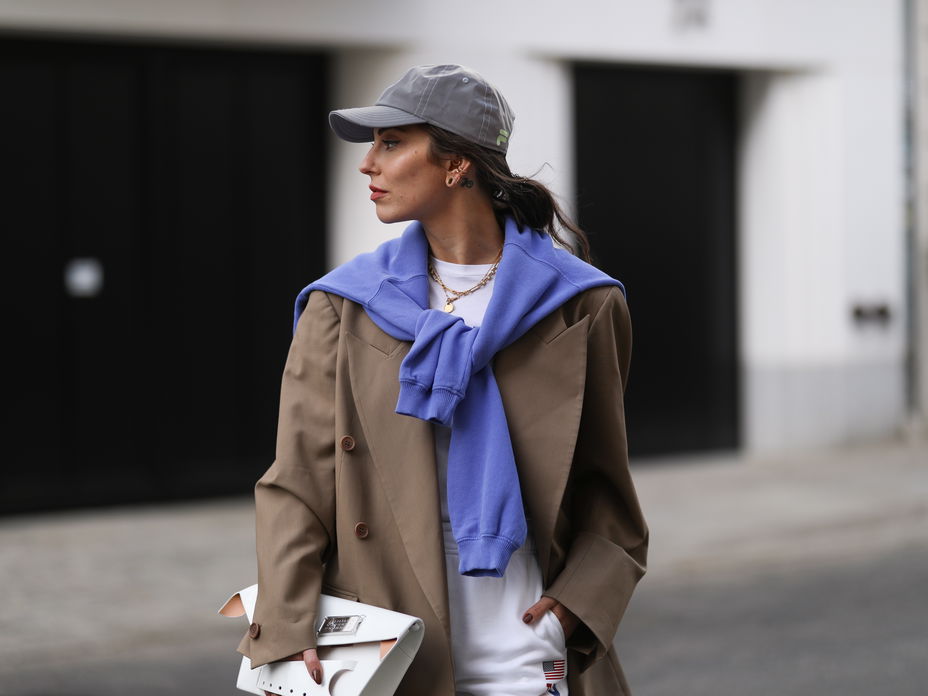 Frau mit Basecap