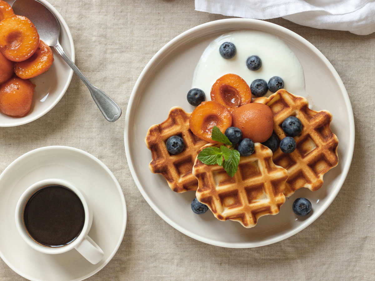 Waffel mit Pfirsich und Blaubeeren