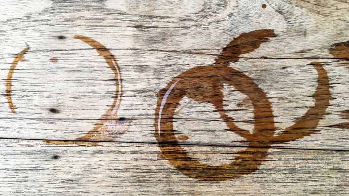 Wasserflecken aus Holz schnell und rückstandsfrei entfernen