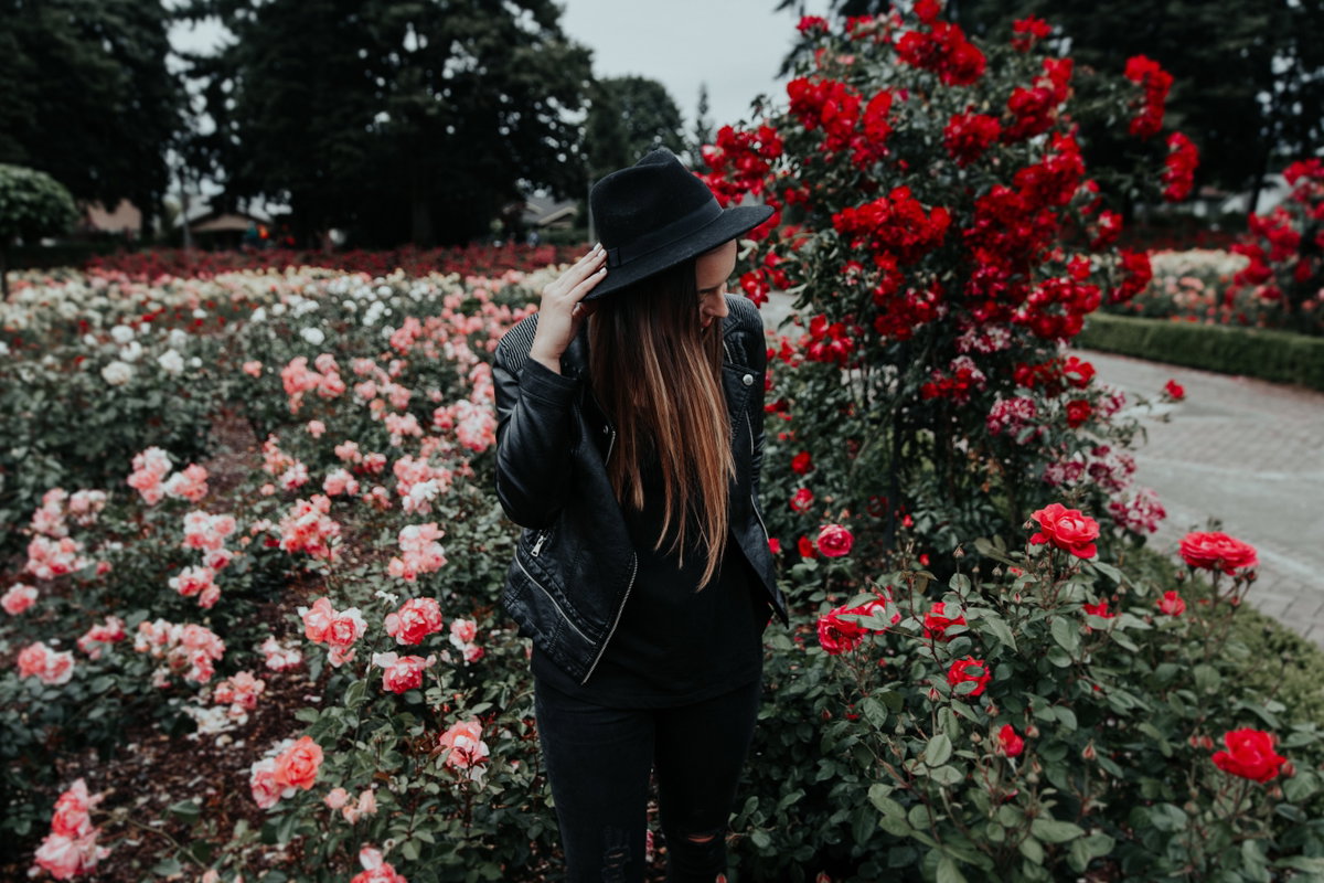 Frau bei Blumen