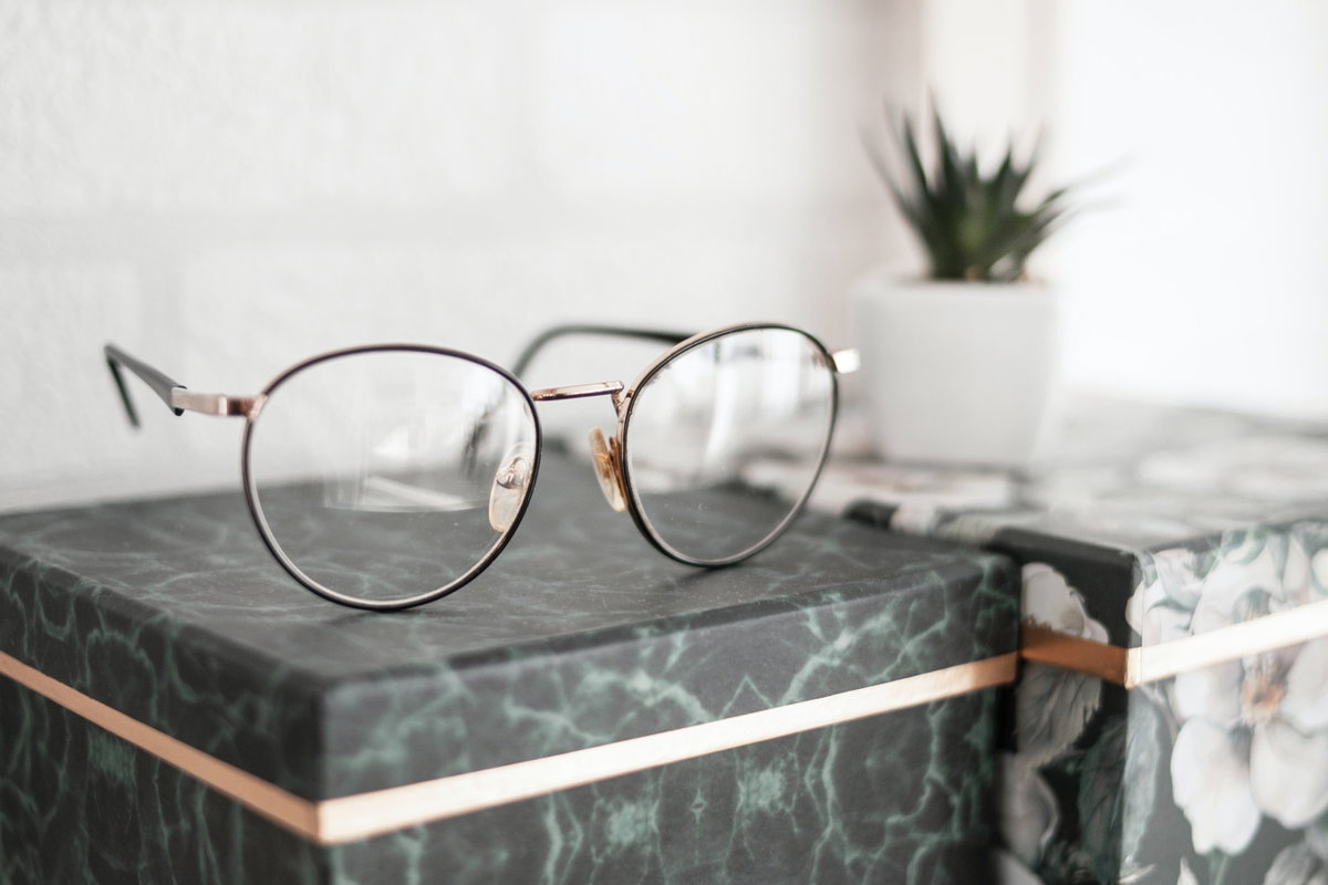 Mit diesen Tricks bleibt Ihre Brille immer schön sauber und streifenfrei.