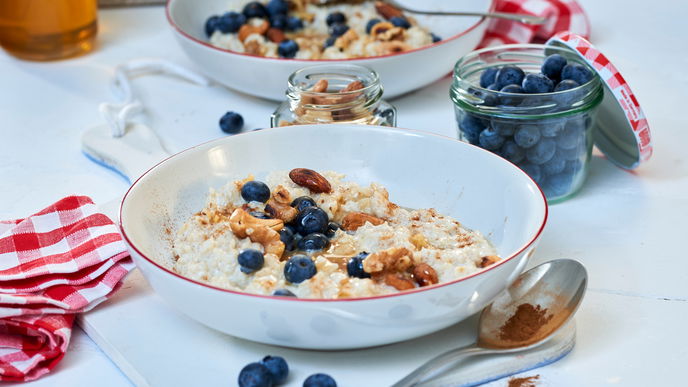 Abnehmen mit Haferflocken: Rezept für Porridge mit Heidelbeeren und Nüssen