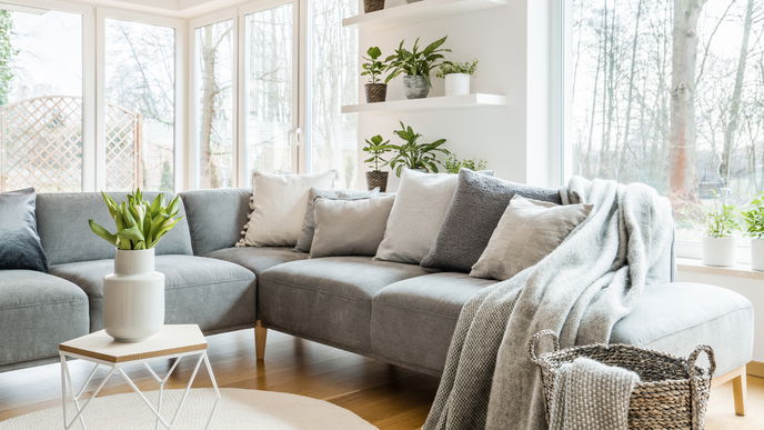 Wohnzimmer gestalten: Diese 4 Kissen sind der Hingucker im Frühling 