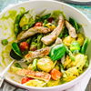 Unser Rezept für Avocado-Spargel-Pasta mit Putenbrust ist gesund & einfach köstlich