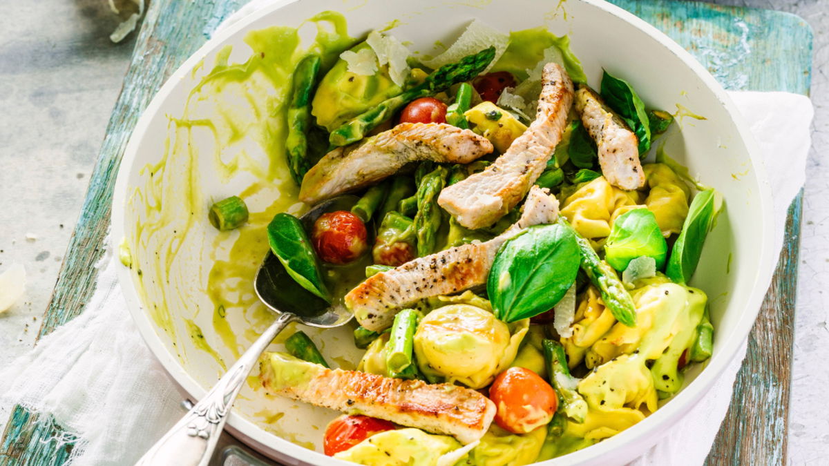 Unser Rezept für Avocado-Spargel-Pasta mit Putenbrust ist gesund & einfach köstlich