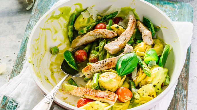 Unser Rezept für Avocado-Spargel-Pasta mit Putenbrust ist gesund & einfach köstlich