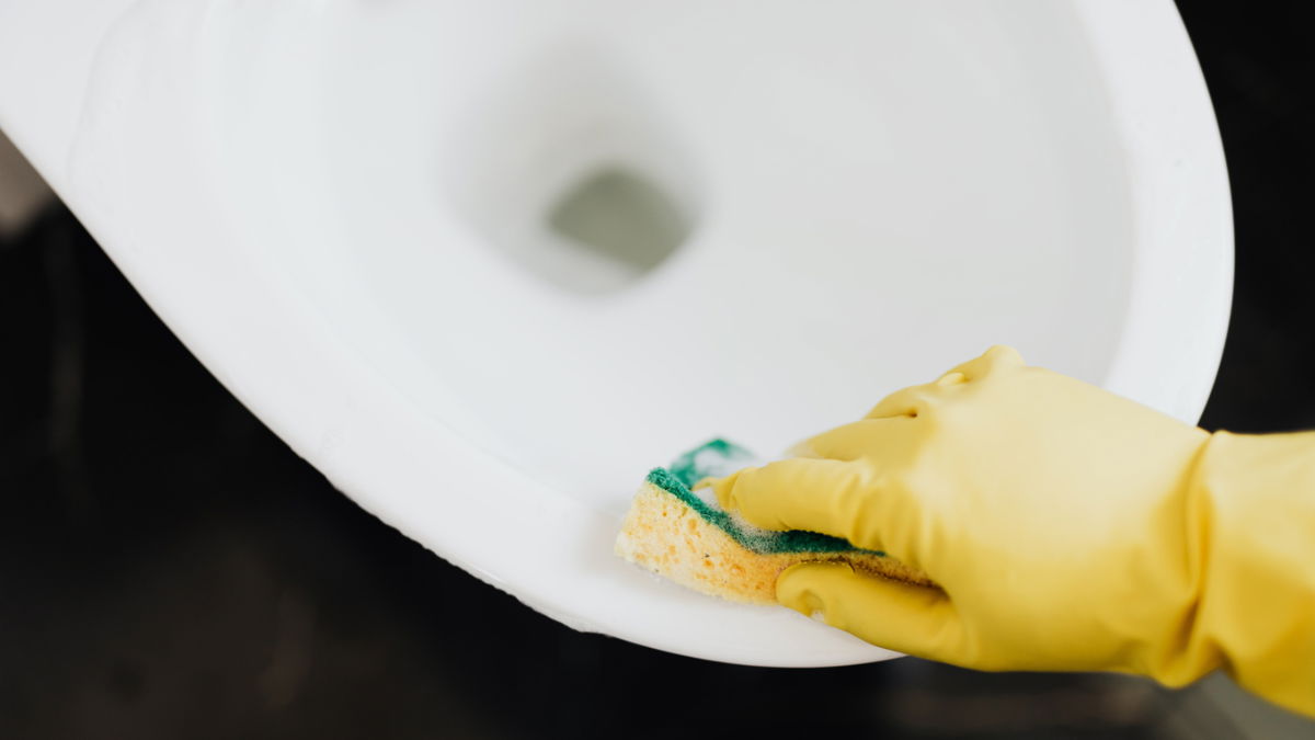 Toilette reinigen: Blitzeblank mit diesem Hausmittel