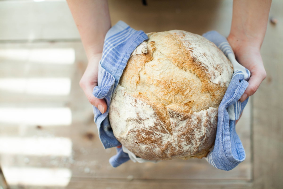 Brot in Geschirrtuch