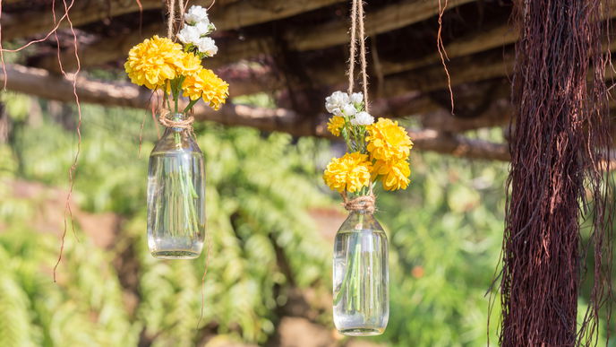 Gartenarbeit: Wie Sie leere Flaschen im Garten wiederverwenden können