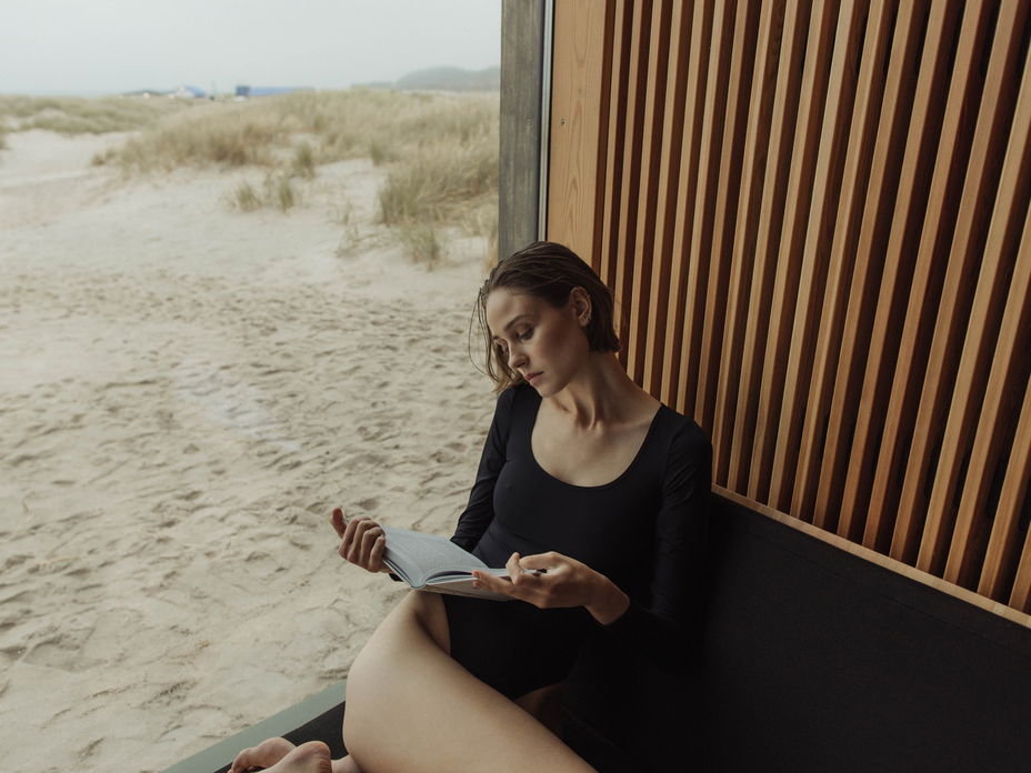 Frau liest ein Buch am Strand