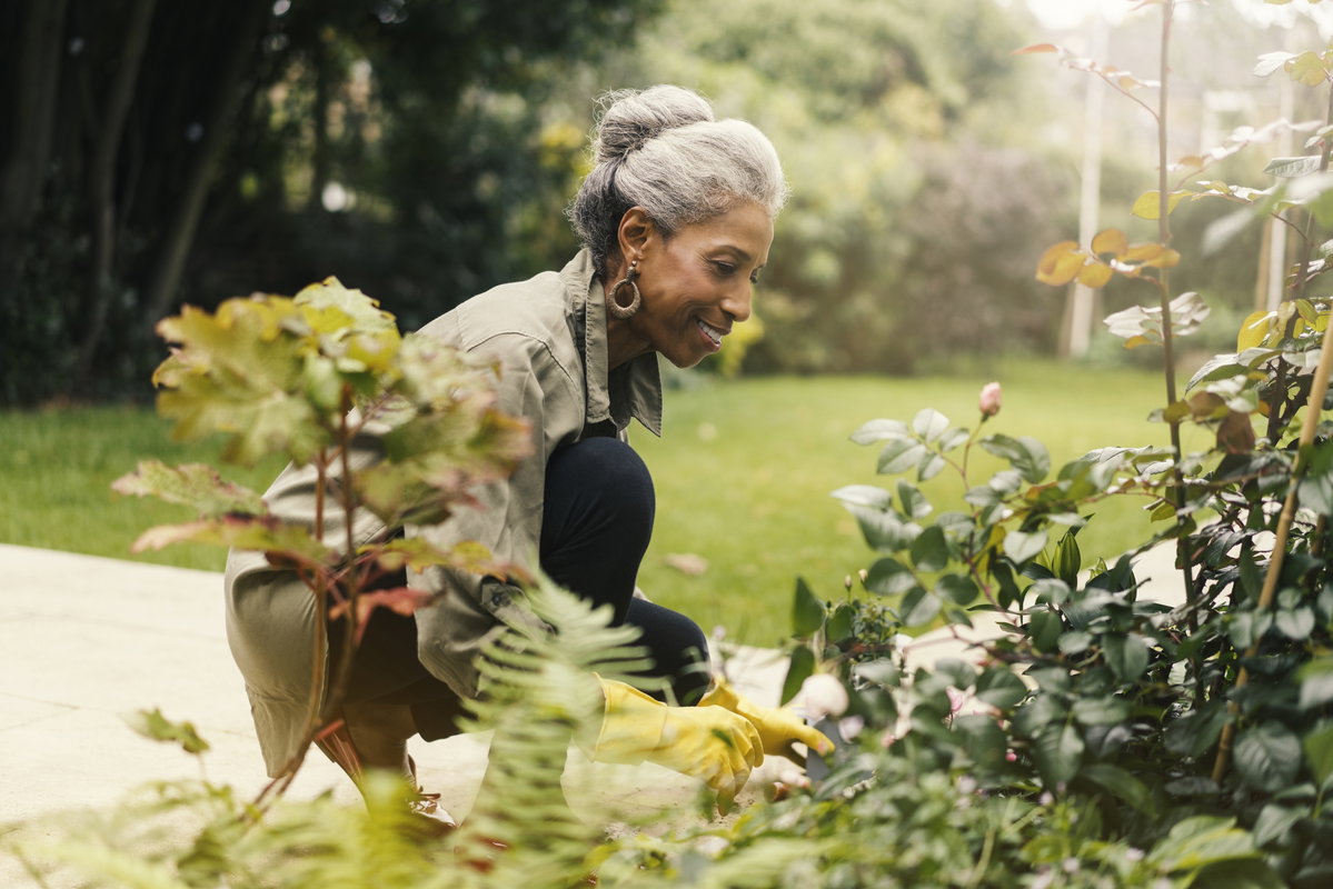 Frau im Garten