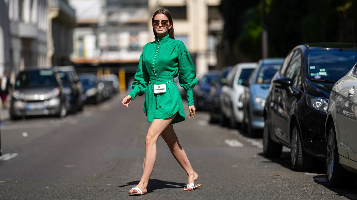 Diese 3 flachen Schuhe passen perfekt zu Sommerkleidern