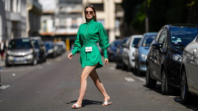 Diese 3 flachen Schuhe passen perfekt zu Sommerkleidern