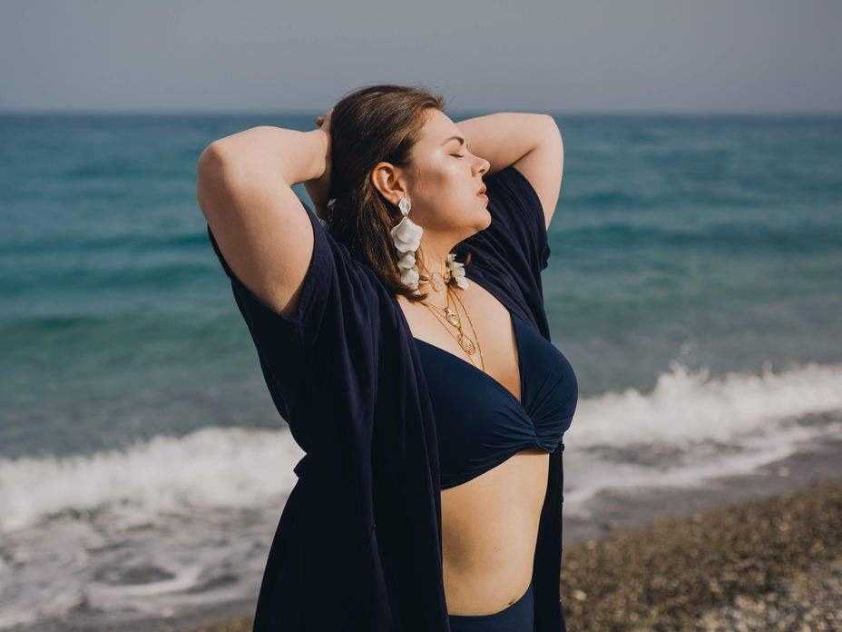 Curvy Frau am Strand