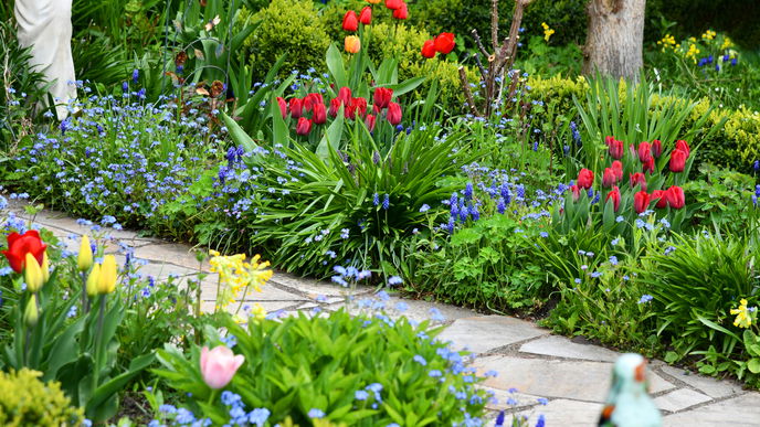 Garten gestalten: 5 Dinge, die Sie bei einem Gartenweg beachten müssen