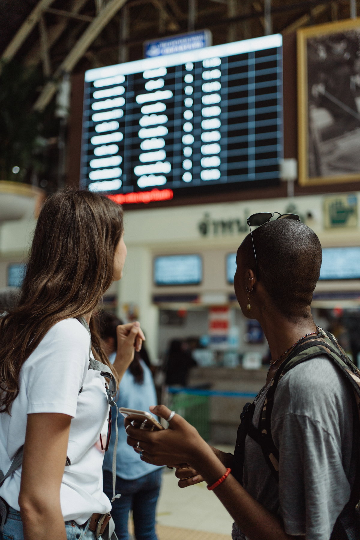 Frauen am Flughafen