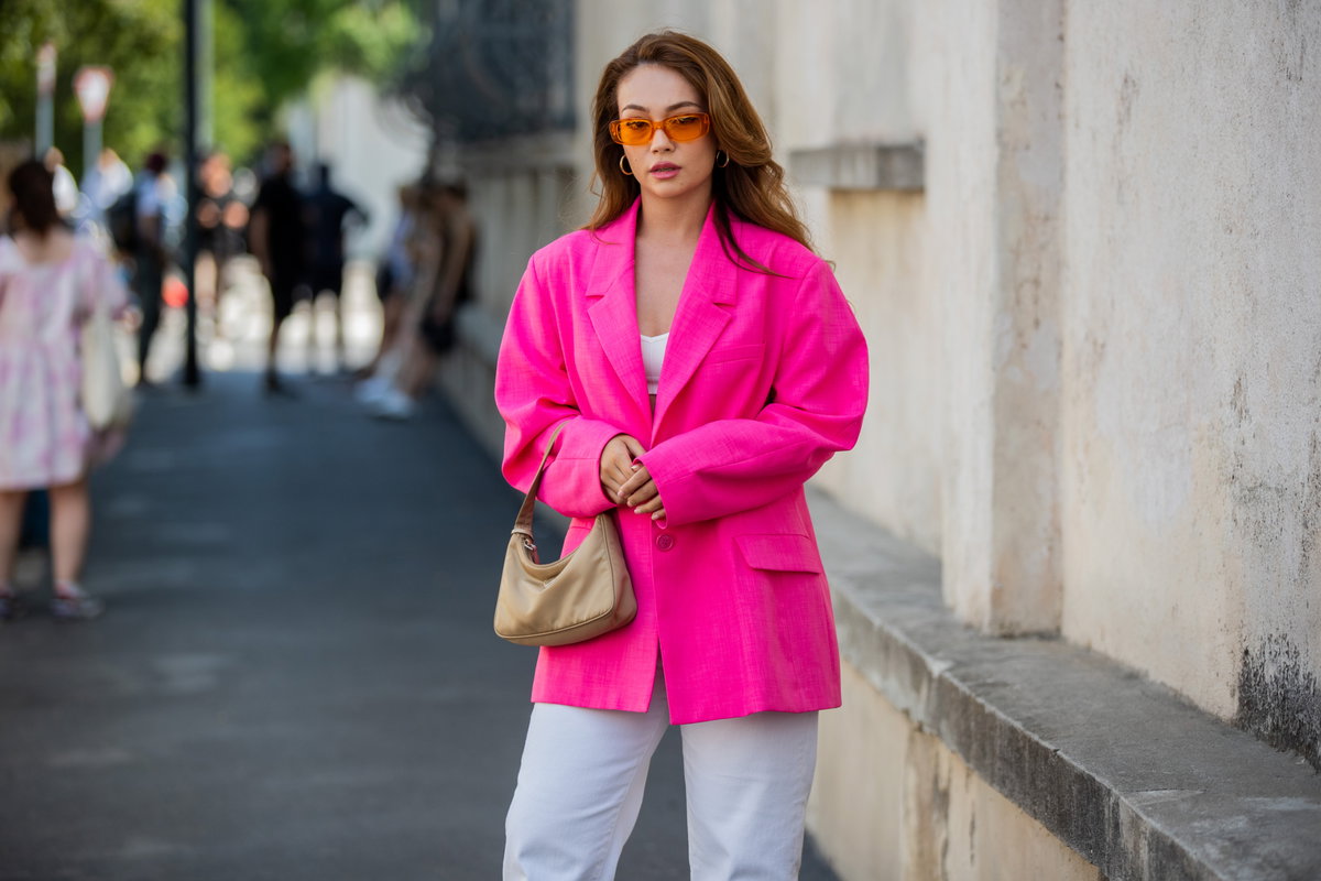 Frau mit pinkem Blazer