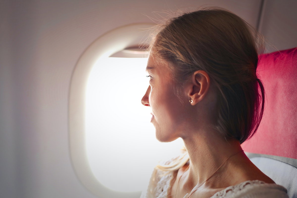 Frau im Flugzeug