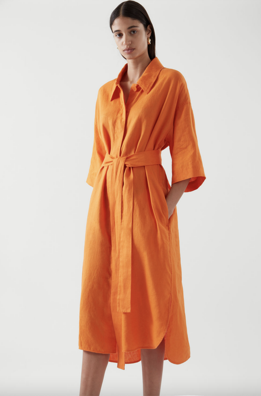 Besonders edel wirkt dieses hochwertige Leinenkleid von COS. Im angesagten Hemdblusenkleid-Schnitt eignet es sich sowohl tagsüber im Büro als auch für schöne Events am Abend. Der praktische Taillengürtel sorgt für eine tolle Passform!