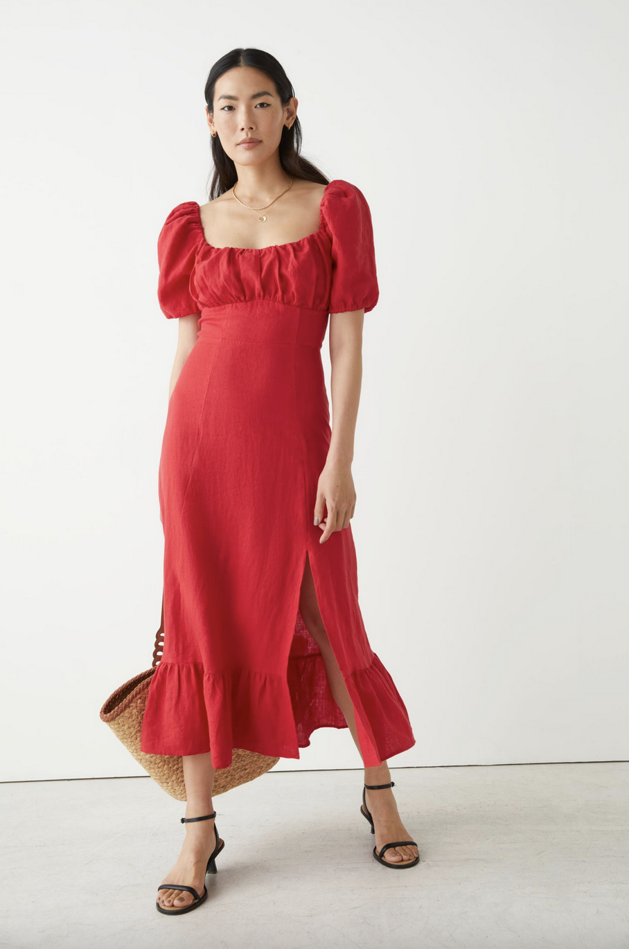 Leinen geht auch zart und niedlich: Dieses feminine Carmen-Blusen-Kleid von H&M ist aus dem Trendmaterial gefertigt. Seine angesagten Puffärmel versprühen einen femininen Charme, das Rot ist ein toller Hingucker.