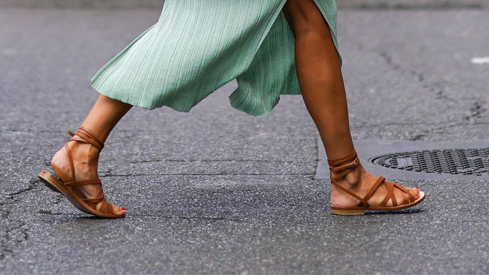 Flache Sandalen: Diese Modelle sind schick und günstig