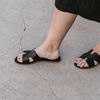 Flache Sandalen 2023: 3 bequeme Modelle für Minimalistinnen