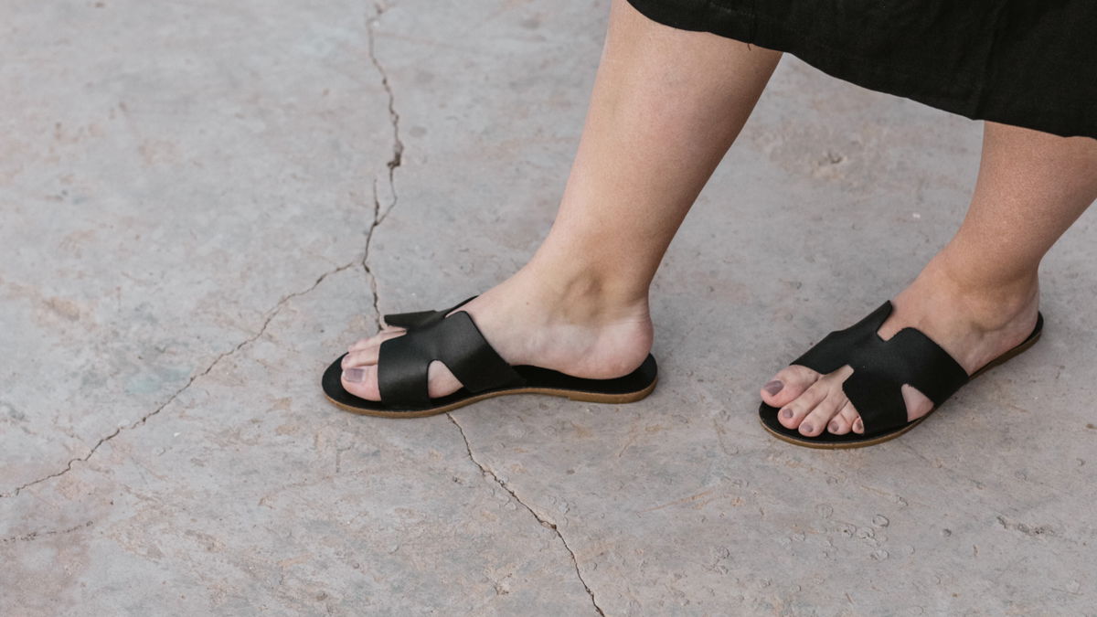 Flache Sandalen 2023: 3 bequeme Modelle für Minimalistinnen