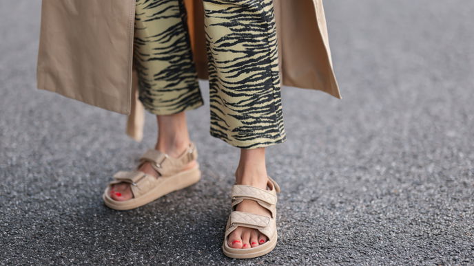 Flache Sandalen 2023: 4 bequeme Modelle mit ergonomischer Sohle