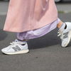 Der heißeste Stilbruch im Sommer: So gelingt die Kombi aus Sneaker und Kleid