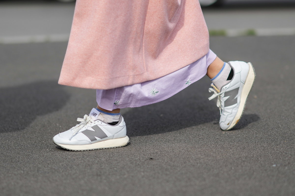 Sneaker und Kleid im Streetstyle