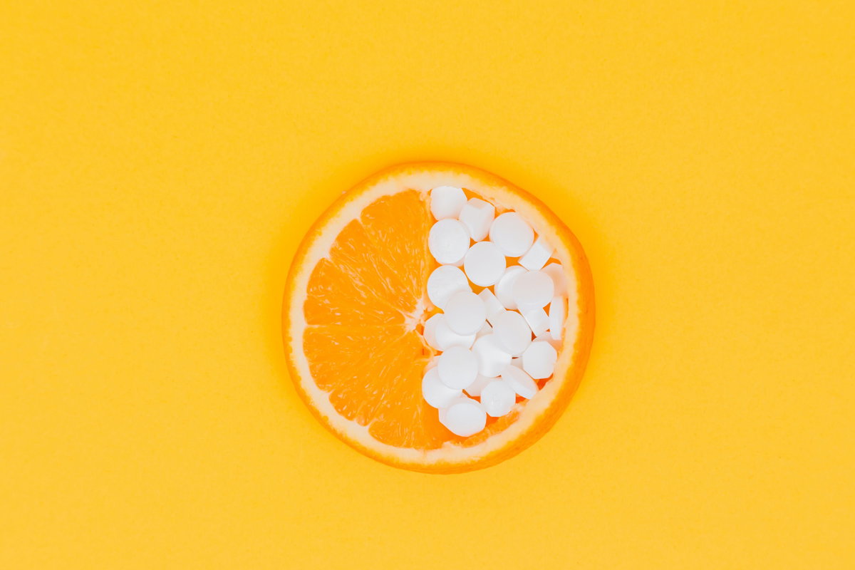 Orange mit Vitamintabletten