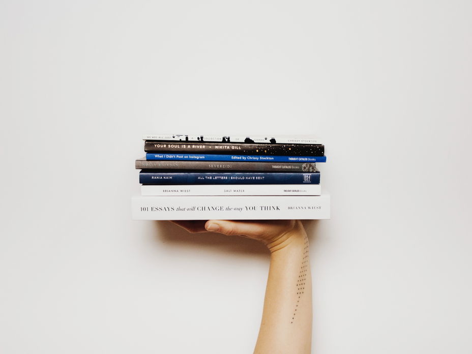 Bücher in der Hand