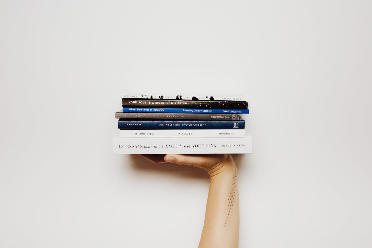 Bücher in der Hand