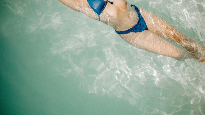 Bademode für Frauen: 9 Arten, einen Triangel-Bikini zu tragen