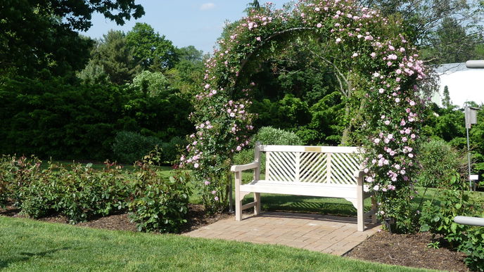 Die schönsten Gartenbänke für den Vorgarten