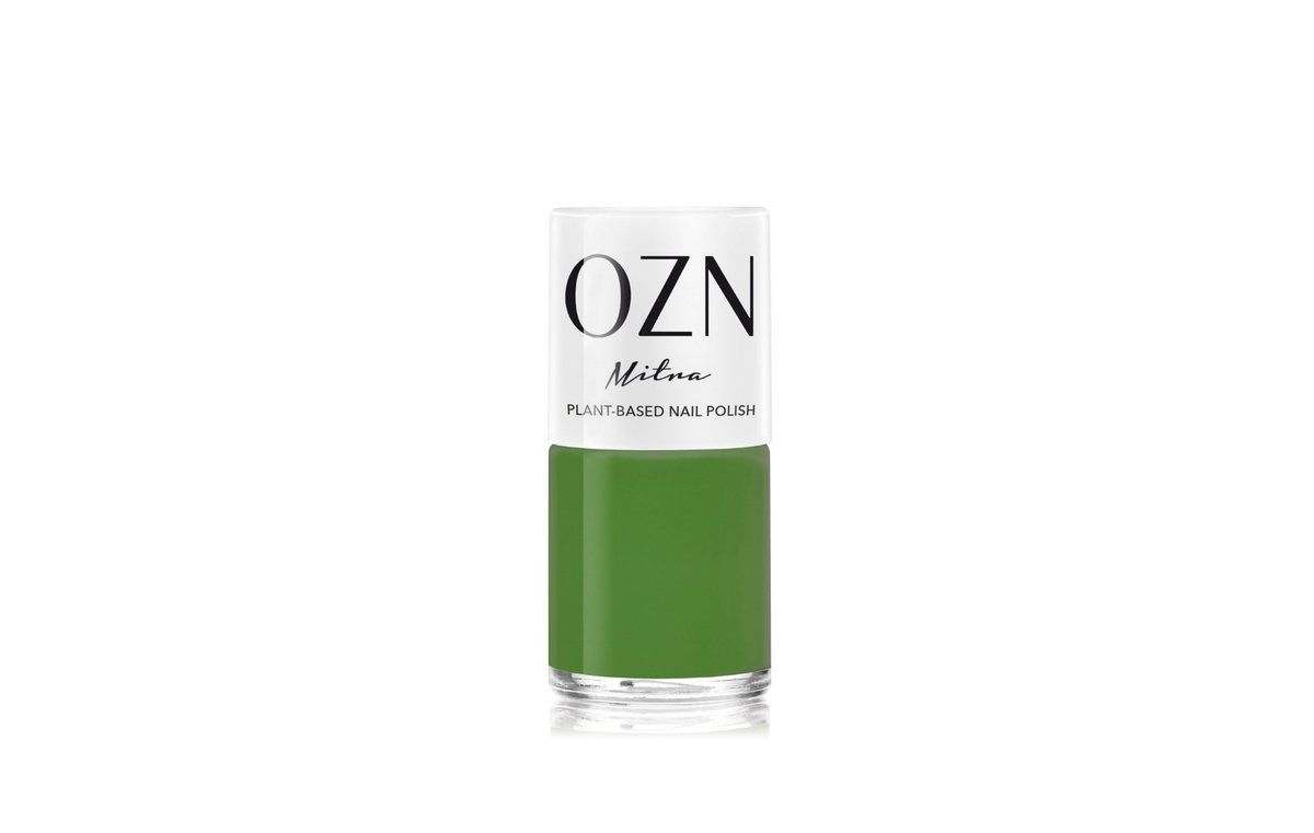 Wir lieben jetzt grünen Lack! Er erinnert uns an Palmen, saftig grüne Wiesen und Bäume. Den Nagellack von OZN finden Sie hier >>