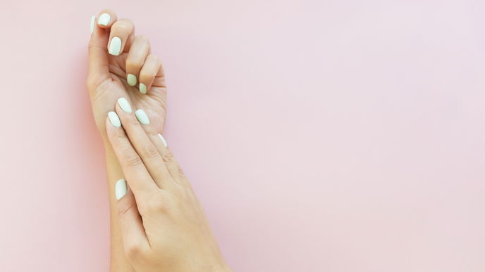 Nagellack-Trends 2022: 4 sommerliche Farben für brüchige Nägel
