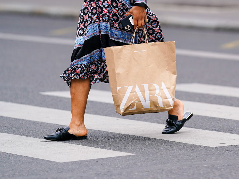 Frau trägt Zara Shoppingtüte