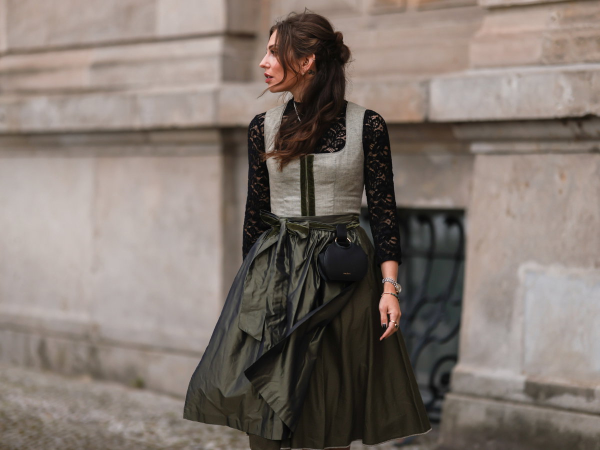 Frau trägt Dirndl im Streetstyle
