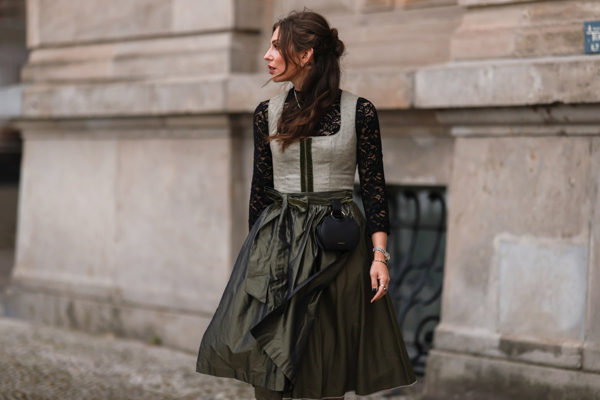 Frau trägt Dirndl im Streetstyle