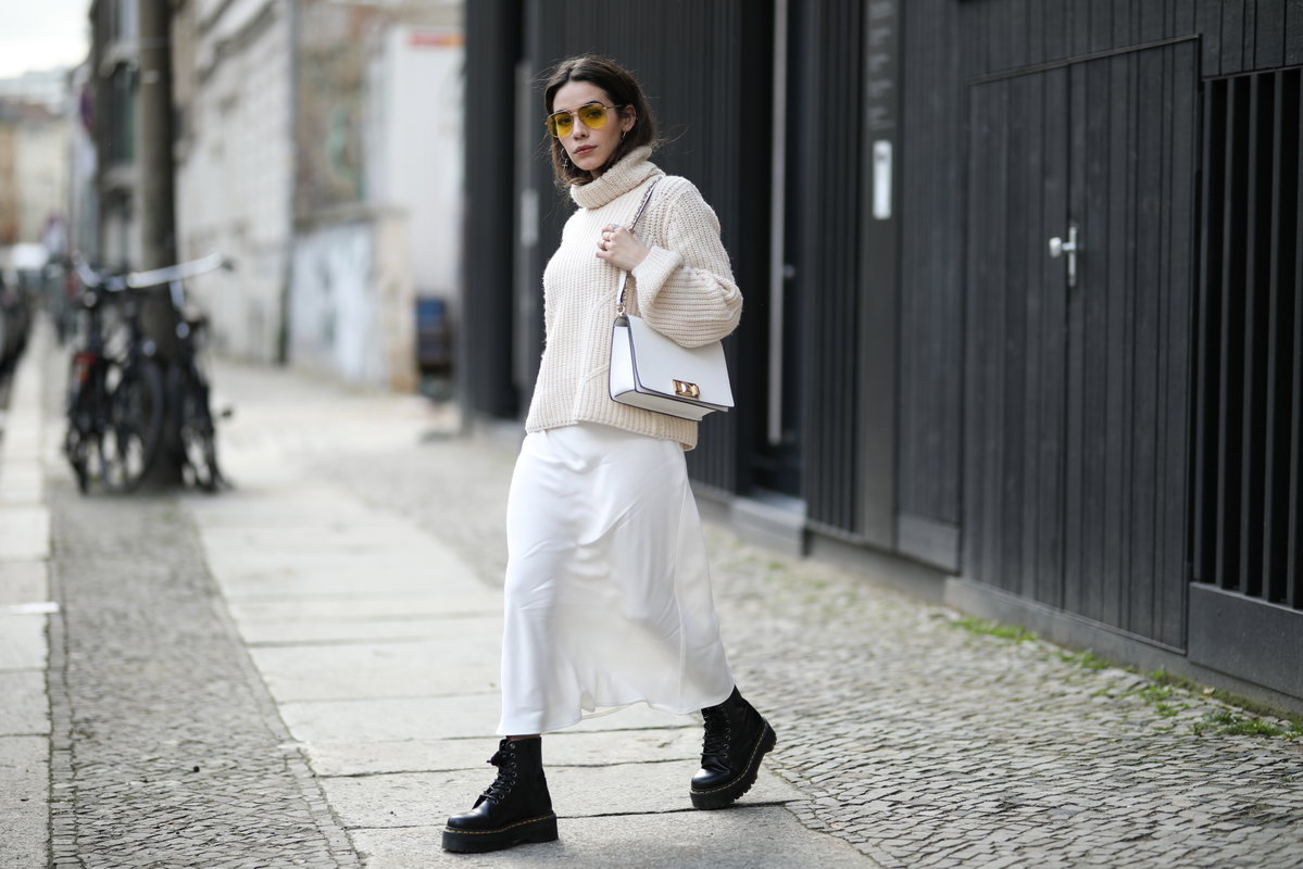 Frau trägt Dr. Martens