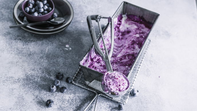 Unser Rezept für Skyr Eis mit Heidelbeeren