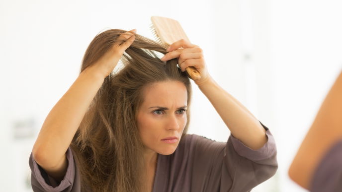 Geheimratsecken bei Frauen: Diese Tipps helfen
