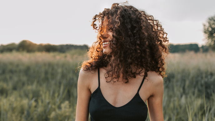 Richtige Pflege für lockige Haare: Die wichtigsten Tipps gegen Frizz