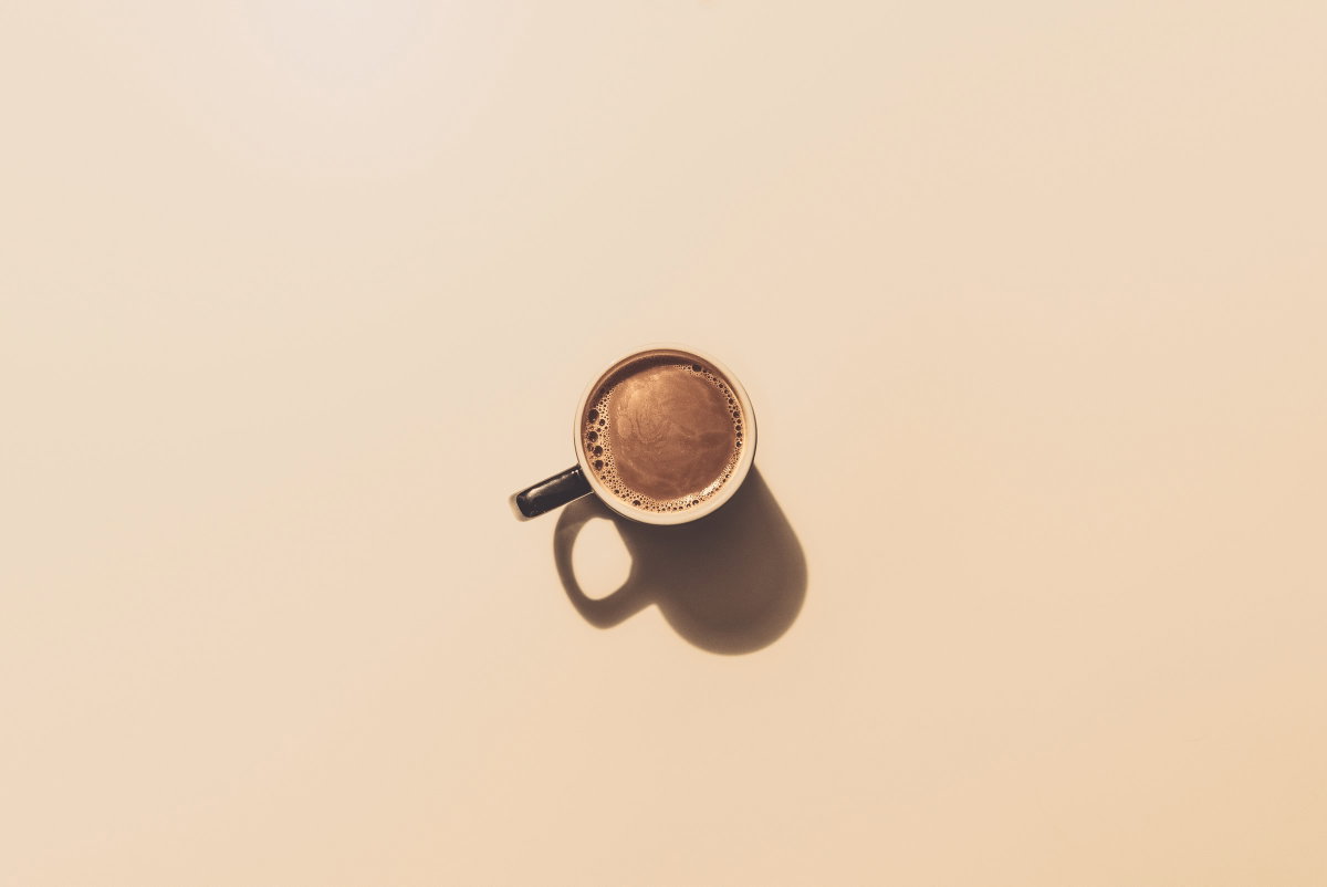Kaffeetasse auf braunem Hintergrund.