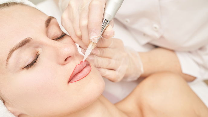 Lippen konturieren: Alle Infos zu dem Permanent Make-up