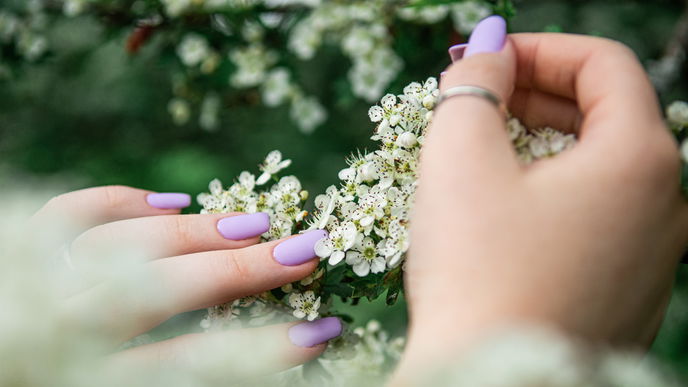 Taylor Swift verleiht den angesagten Lavendel-Nägeln ein schimmerndes Upgrade